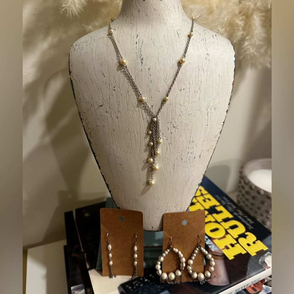 Elegant Pearl and Silver Jewelry Set